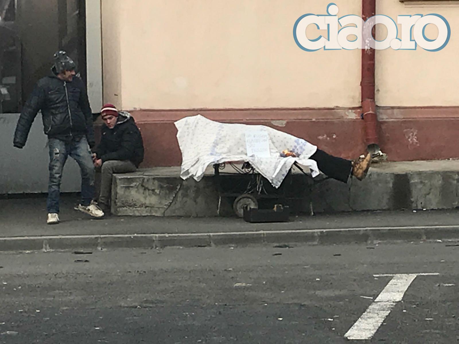 FOTO Cu "mortul" pe carut, la cersit, in Piata Mare "Doar in Braila
